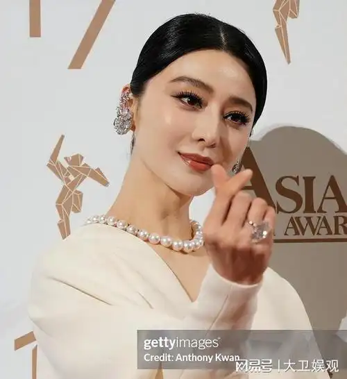 香港这一夜,范冰冰性感深v领,赵丽颖裸背香肩,蒋勤勤中年发福