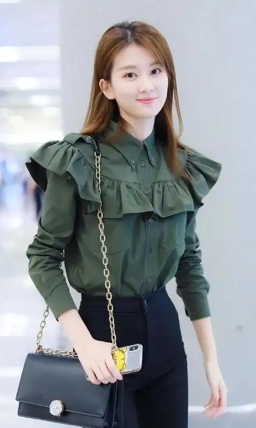 而这一次,乔欣搭配牛仔裤的时候就让人感觉到她的腰实在是