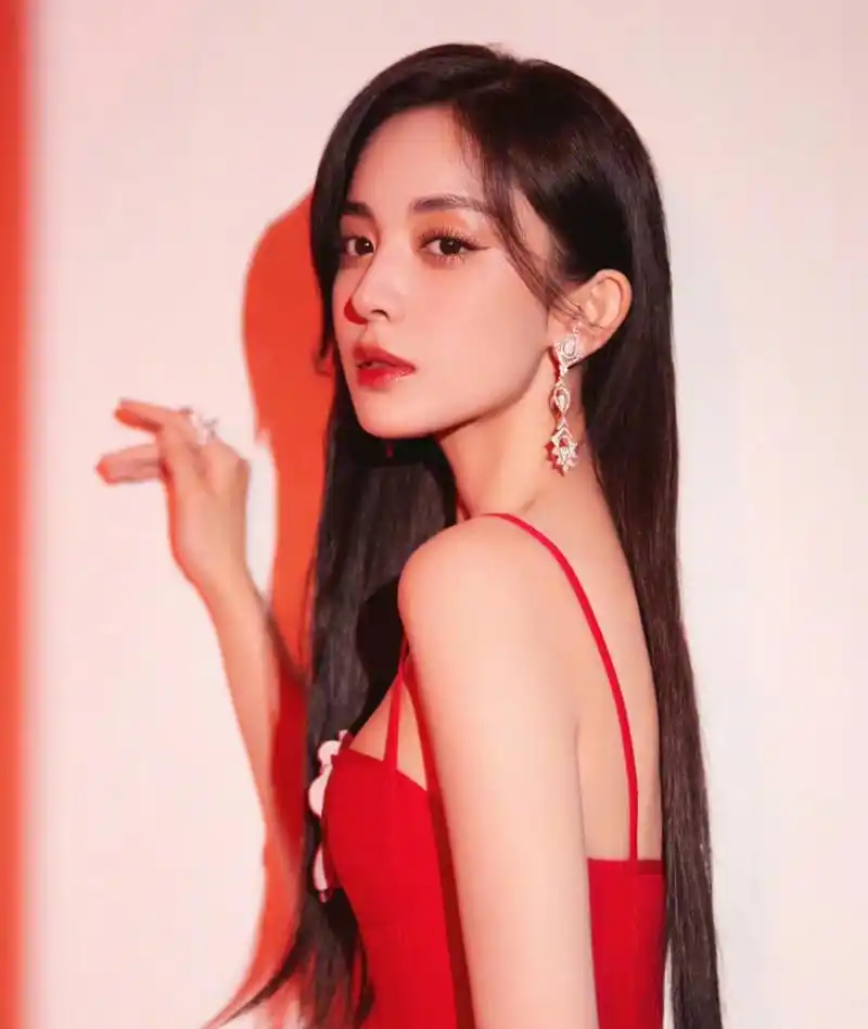 古力娜扎穿红色低胸吊带裙大秀性感身材,美爆了[色][色][色][色] 事业