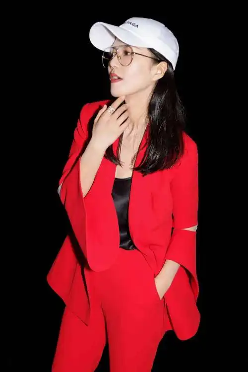 谭维维金砖晚会压轴演唱 一身红霸气十足