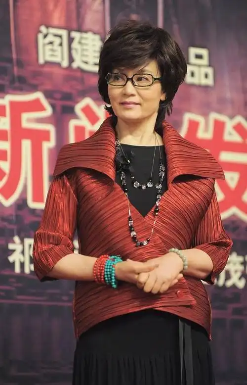 潘虹的穿搭少不了配饰颈间3圈珍珠项链太抢镜穿得简约也贵气