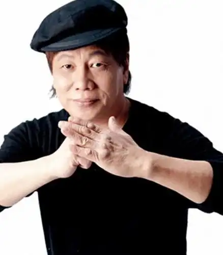 "陈真"梁小龙:前妻被泼硫酸,亲自公开出轨,今72岁身子骨硬朗