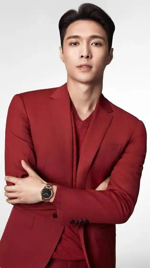 张艺兴酒红色西装登上网络热搜了,到底咋啦?