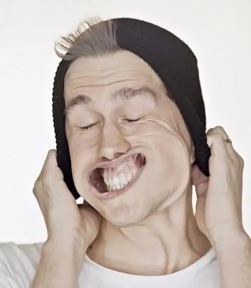 摄影师拍强风下的众生相 有人狰狞有人搞笑