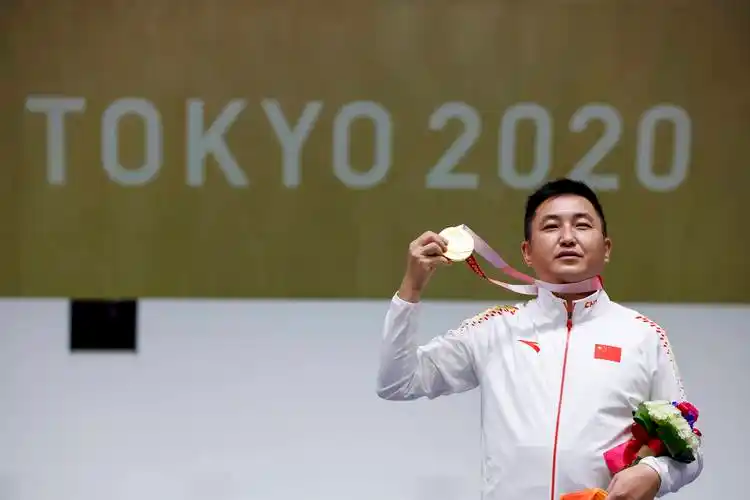 女儿,好好看看爸爸,我没手也能游这么快呢_杨超