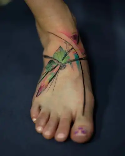 脚背水彩蜻蜓纹身图案