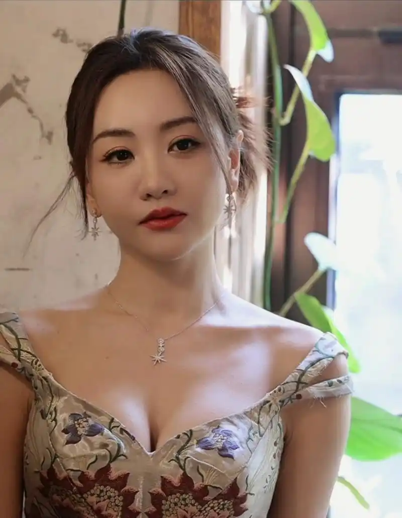 杨蓉身材一如既往的性感诱人,这身材在娱乐圈绝对是首屈一指!