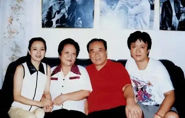 一年后高山英子随庞学勤来到中国,承担起照料老伴的责任,开始了短暂却