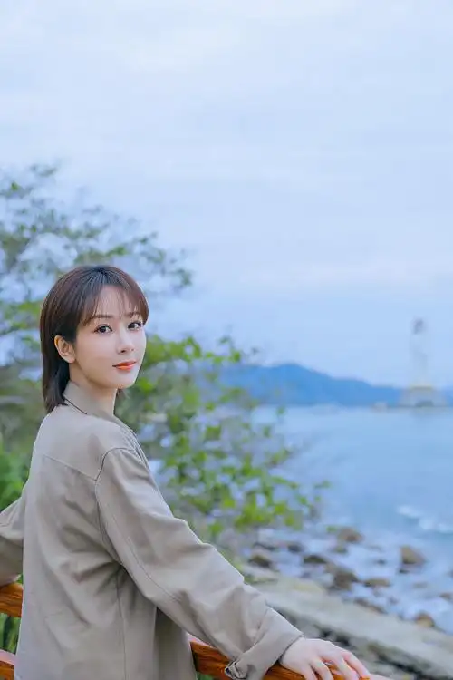 杨紫海风静谧大片温柔美好短发清爽穿衬衫气质淡然