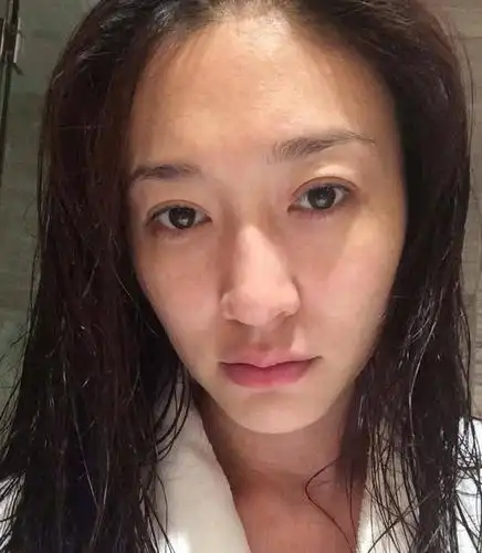 美女明星李小冉晒素颜出浴照网友调侃其七夕拉仇恨