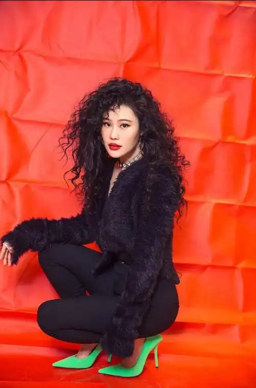 袁娅维晒新发型夸张羊毛卷暴露出惊人发量一般人可驾驭不了