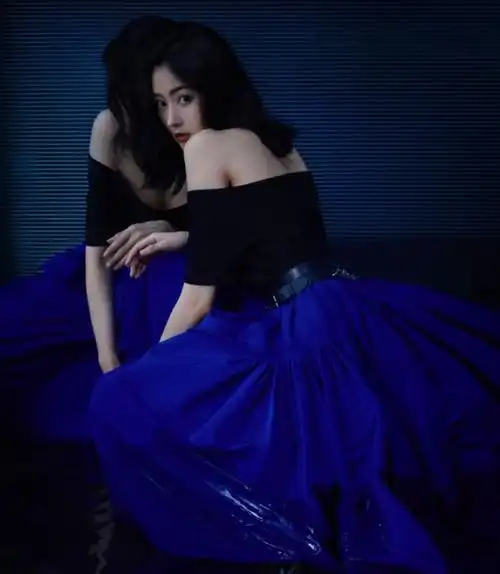 张天爱穿儿童背心上瘾包臀裙搭配黑丝袜火辣身材真养眼