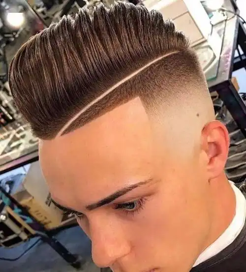 侧梳背头发型,是一款非常经典的男生造型,下方渐变铲青更显清爽,是