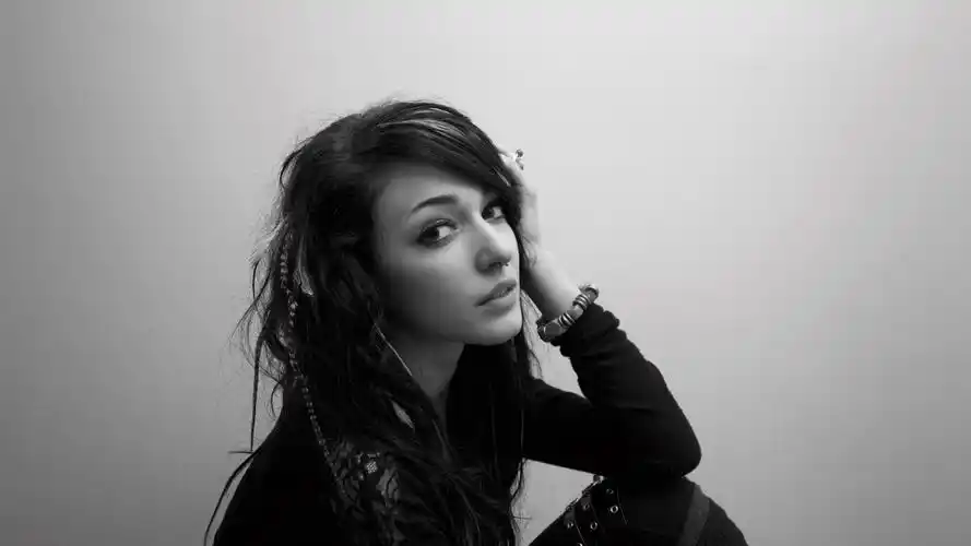 id-961332-高清晰女孩黑白壁纸高清大图