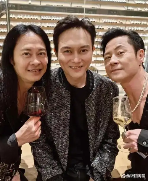 袁咏仪和丈夫参加好友生日,淡妆自拍气质好,张智霖略显老态