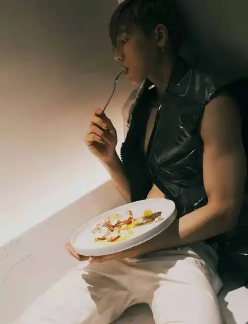 王子异晒湿发腹肌照##wonderland仙境之夜