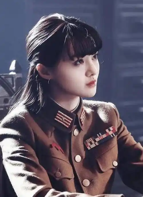 5位女星的军装照,姐姐佟丽娅帅气,张馨予可爱,而李沁又美又飒
