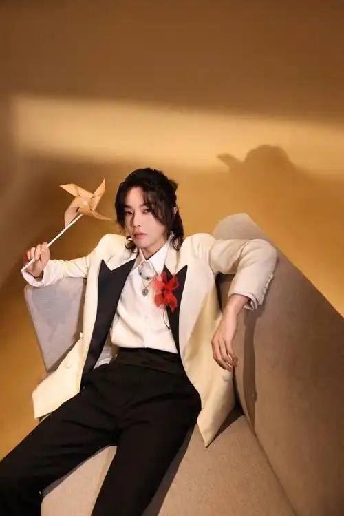 少见的能把长发 泪痣hold的这么优雅又精致的boy!#华晨宇泪痣妆