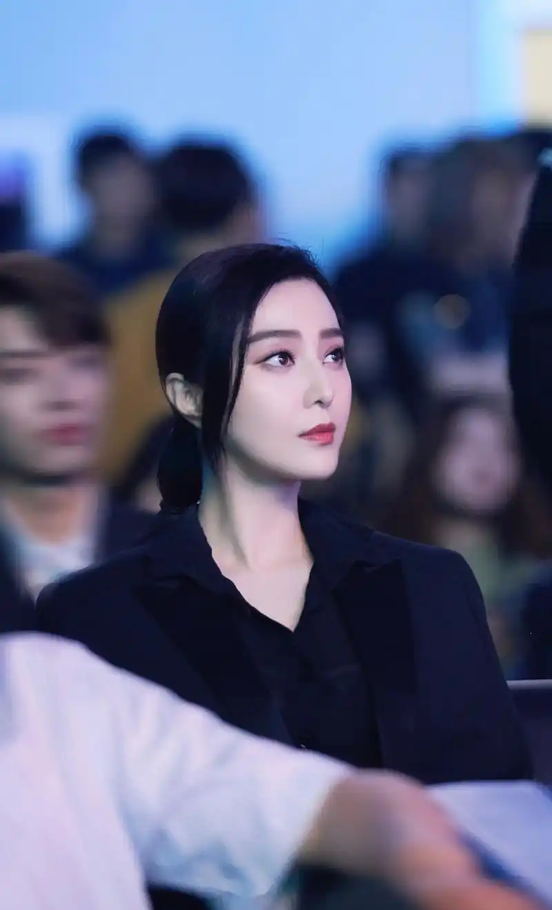 2019年5月31日,时尚女王范冰冰身着saint laurent 2019春夏系列,优雅