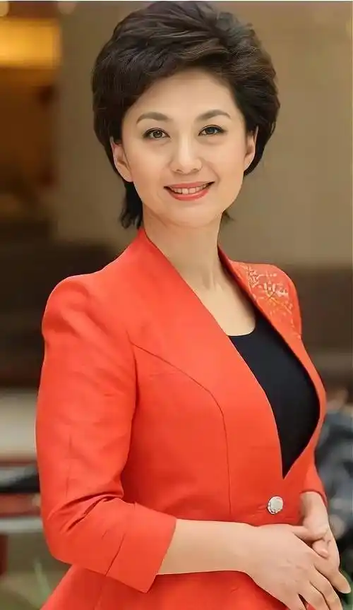 人长得不仅漂亮,而且在台上也是一个非常活泼开朗的主持人