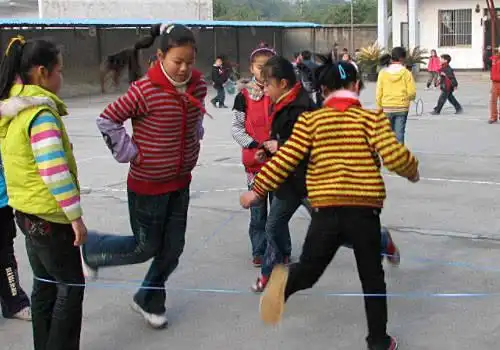 童年时代流行的游戏,跳皮筋是经典,最后这个00后一定没玩过!