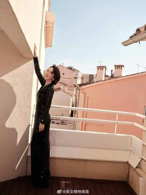 海清短发搭配亮片裙