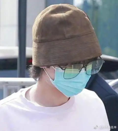 华晨宇戴口罩敷面膜 网友:精致的猪猪男孩