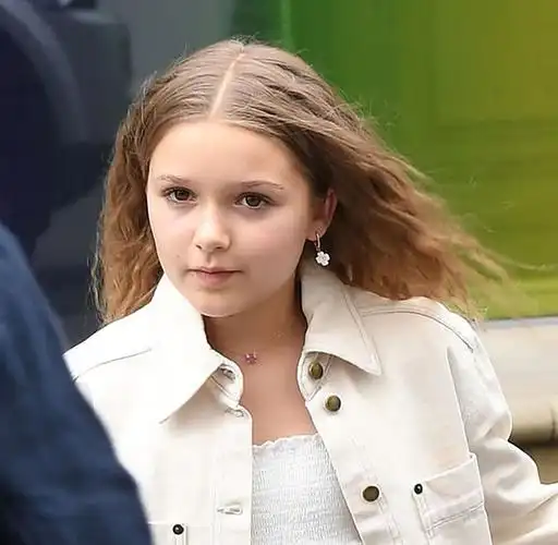 9岁小七陪新嫂子购物烫卷发似辣妹继承妈妈猩猩嘴太酷了