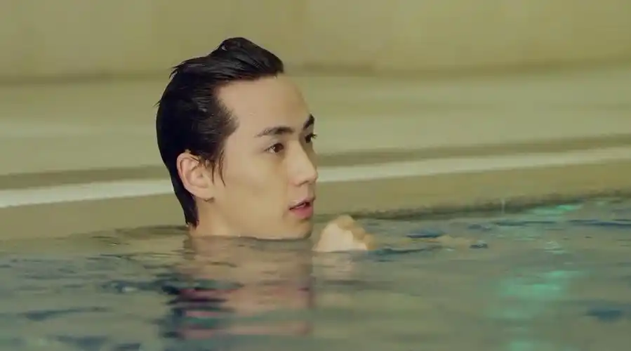 你见过游泳的居老师#朱一龙[超话]# 吗?出水的一刻帅炸了!