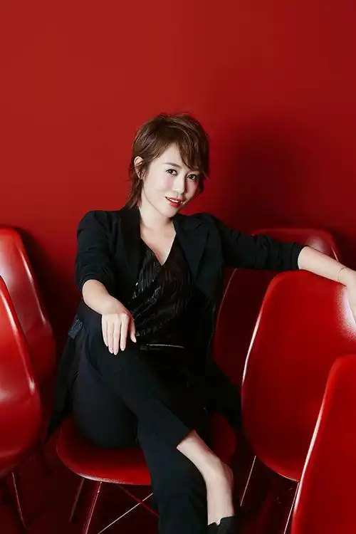 简介:马丽露肩红唇性感妩媚杂志写真图片,分享一组马丽图片给大家,图