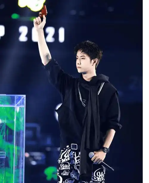 王一博出席和平精英活动,现场绿海好燃,美貌和人气,成正比?