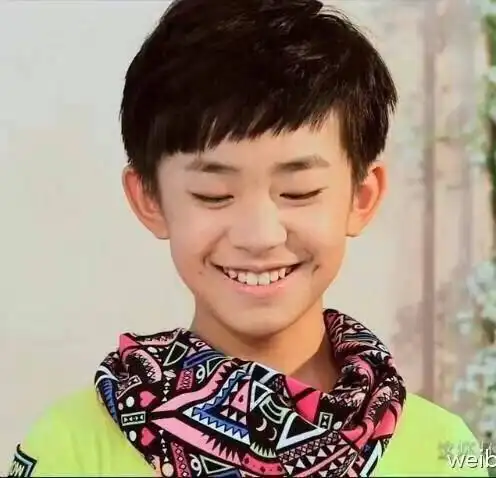 近日,有粉丝将千玺长大后和小时候的照片放到一起,同样的动作,同训哪