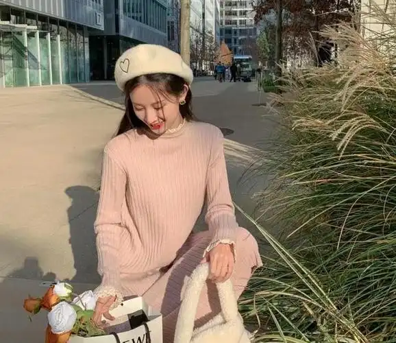 从古至今,在国人的审美里皮肤白皙的女生都是天生很占优势的,毕竟俗话