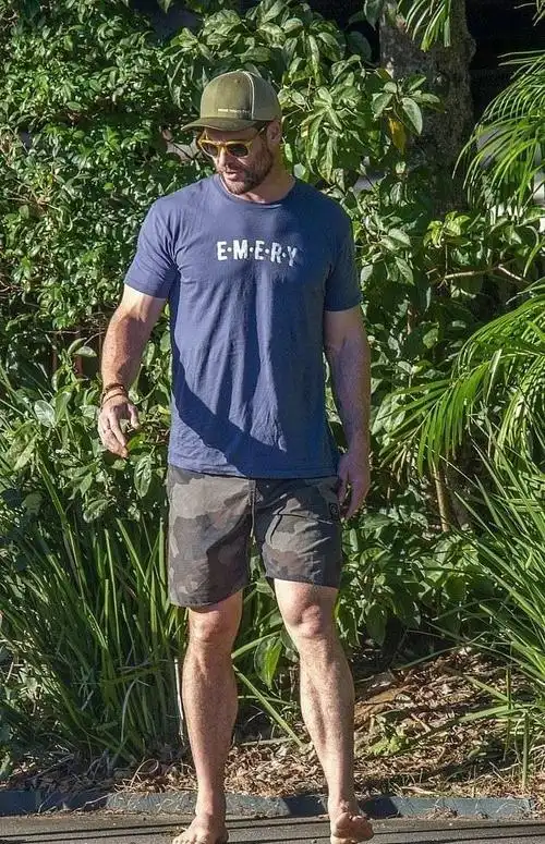 37岁锤哥带娃最新照片,把鞋又走没了,新片雷神4引发期待