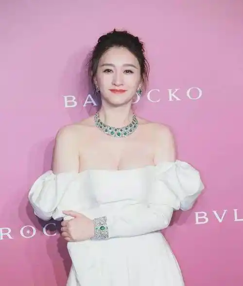 李小冉:身材真有料,泳装暴露身上全部优点,44岁美得不可方物!