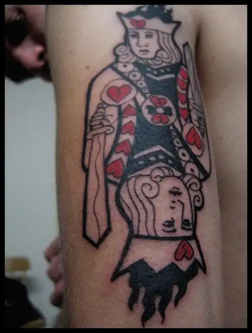 手臂扑克牌上的王者纹身图案