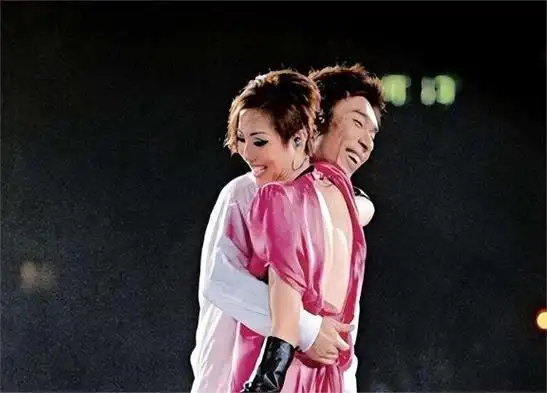 和韩红街边热吻,和黄心颖16分钟20次,许志安比你想得更渣