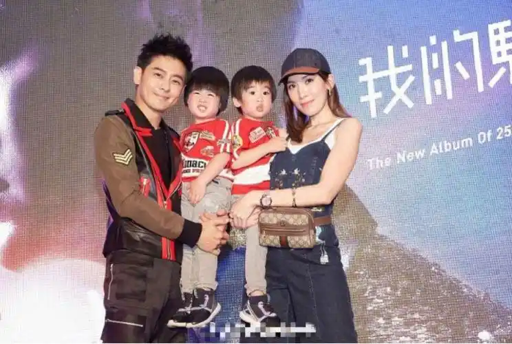 生了双胞胎的明星,唐嫣龙凤胎,影帝女儿早已成年,他有两对儿女