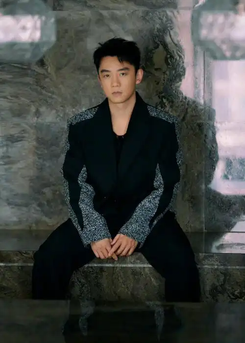 郑恺超话#郑恺0417生日快乐#  他是《繁花》中财大气粗的魏总,是