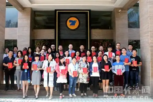 来自全国各地的30多位媒体学员合影.中国经济网记者韩肖摄