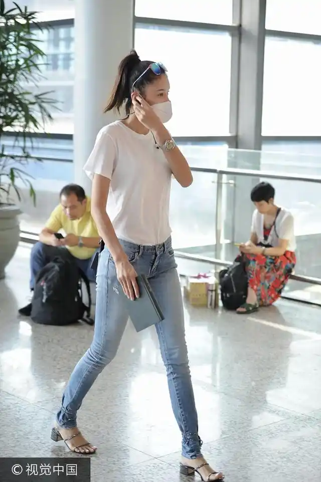 2017年8月3日,上海,张蓝心现身机场.  图片来源:elyn/视觉中国