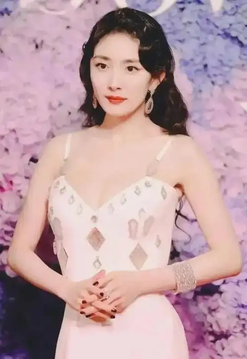 37岁的杨幂身材火辣前凸后翘似20岁少女宛如女王一般