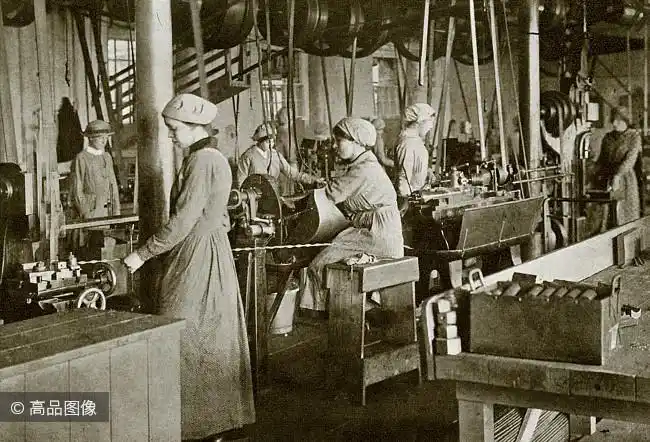 18世纪中叶工业革命后,工人阶级的力量日益壮大,女工因此得以在工人