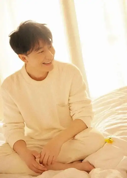 身着白色针织毛衣,搭配温暖笑容,一整个治愈系男友风 ↓出席活动,一身