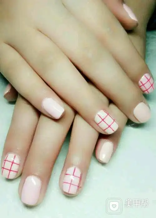 方圆形红色粉色简约手绘最近还挺火的线条款美甲图片