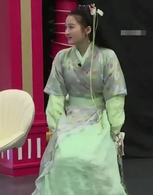 原创原创23岁关晓彤模仿16岁刘亦菲离开七级滤镜这脸蛋我没看错