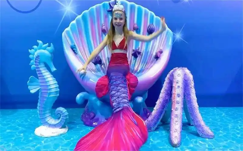 小女孩参观海底世界,化装成美人鱼公主,长长的鱼尾真漂亮