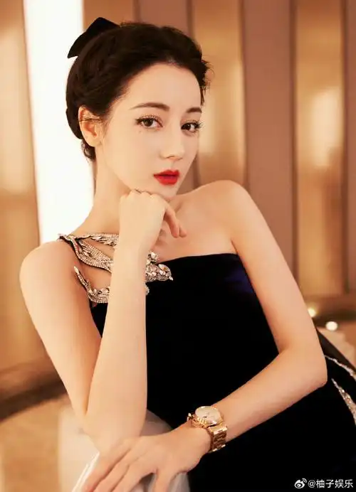 外媒评选迪丽热巴2023最美中国女星