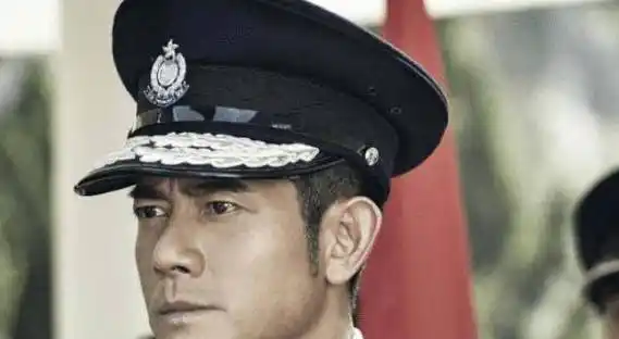 穿警服最帅的男星,邓超严肃,刘德华专业,最后一位帅出天际_一身