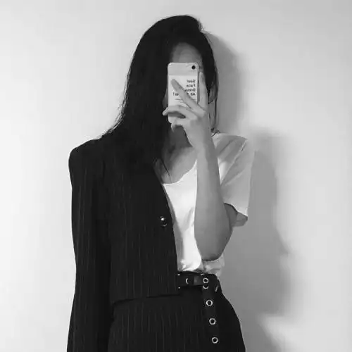 女生头像黑白伤感侧脸真实,追求漂亮对于女人来说很重要